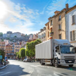 Camion de déménagement garé légalement à Saint-Étienne avec une autorisation de stationnement visible sur le pare-brise